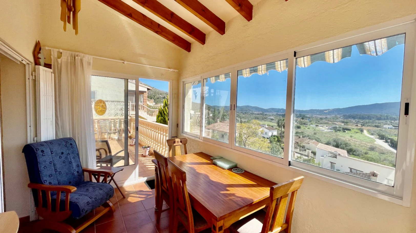 Villa en venta en Jalón: moderna, con fácil acceso y unas vistas impresionantes