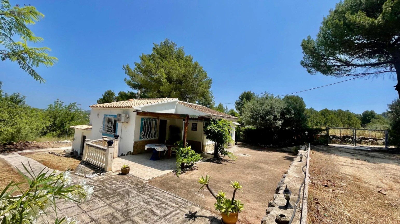 Country house for sale in Parcent: large plot, tranquil escape