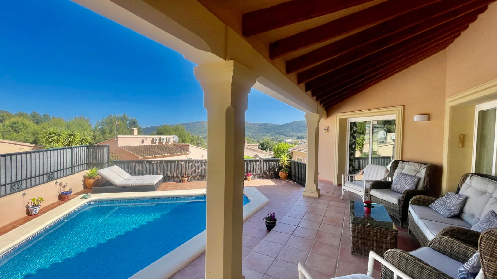 Villa te koop in Alcalali: modern, in perfecte staat, ruim hoekperceel