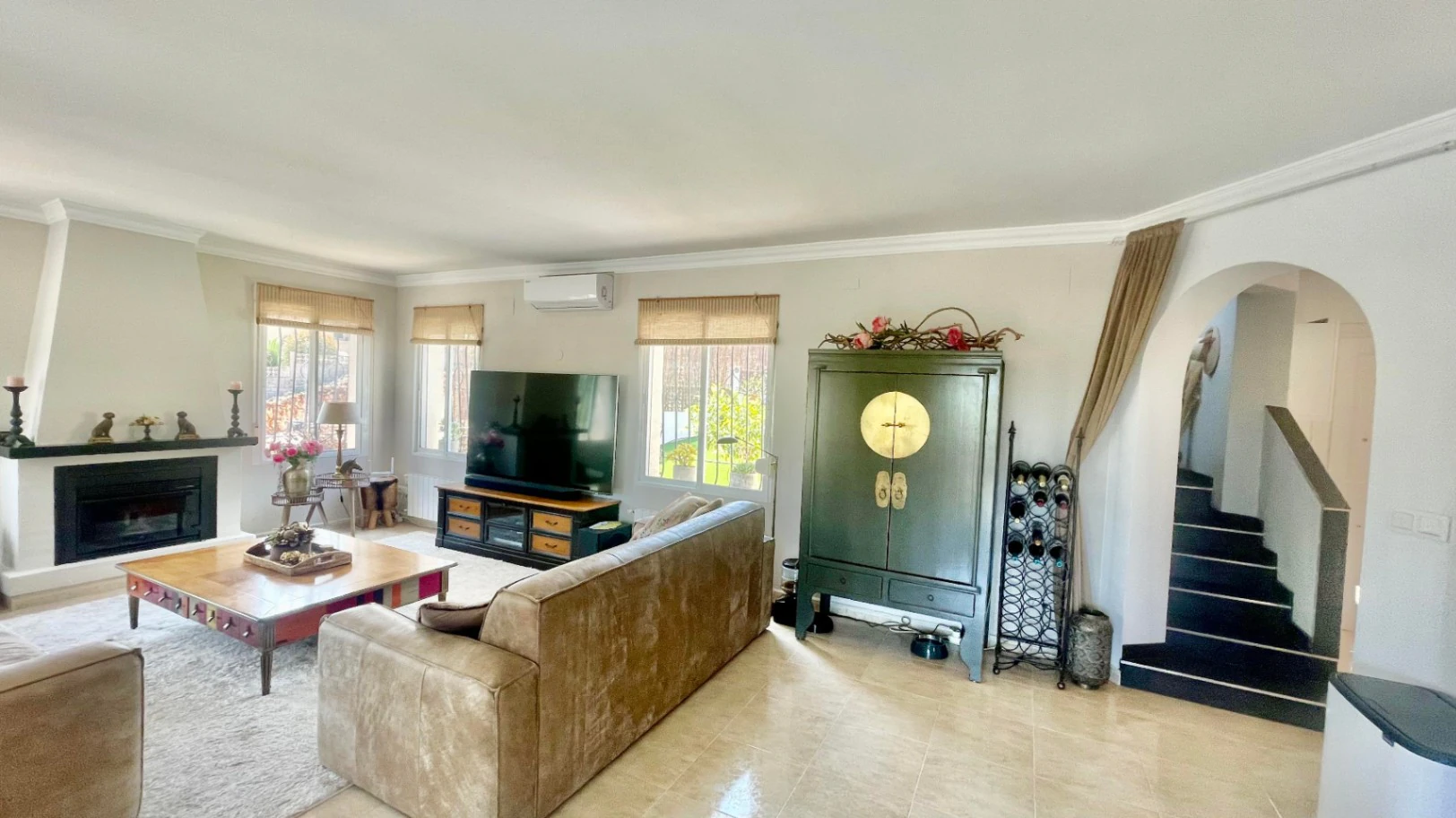 Villa en venta en Alcalalí: Amplia parcela de esquina