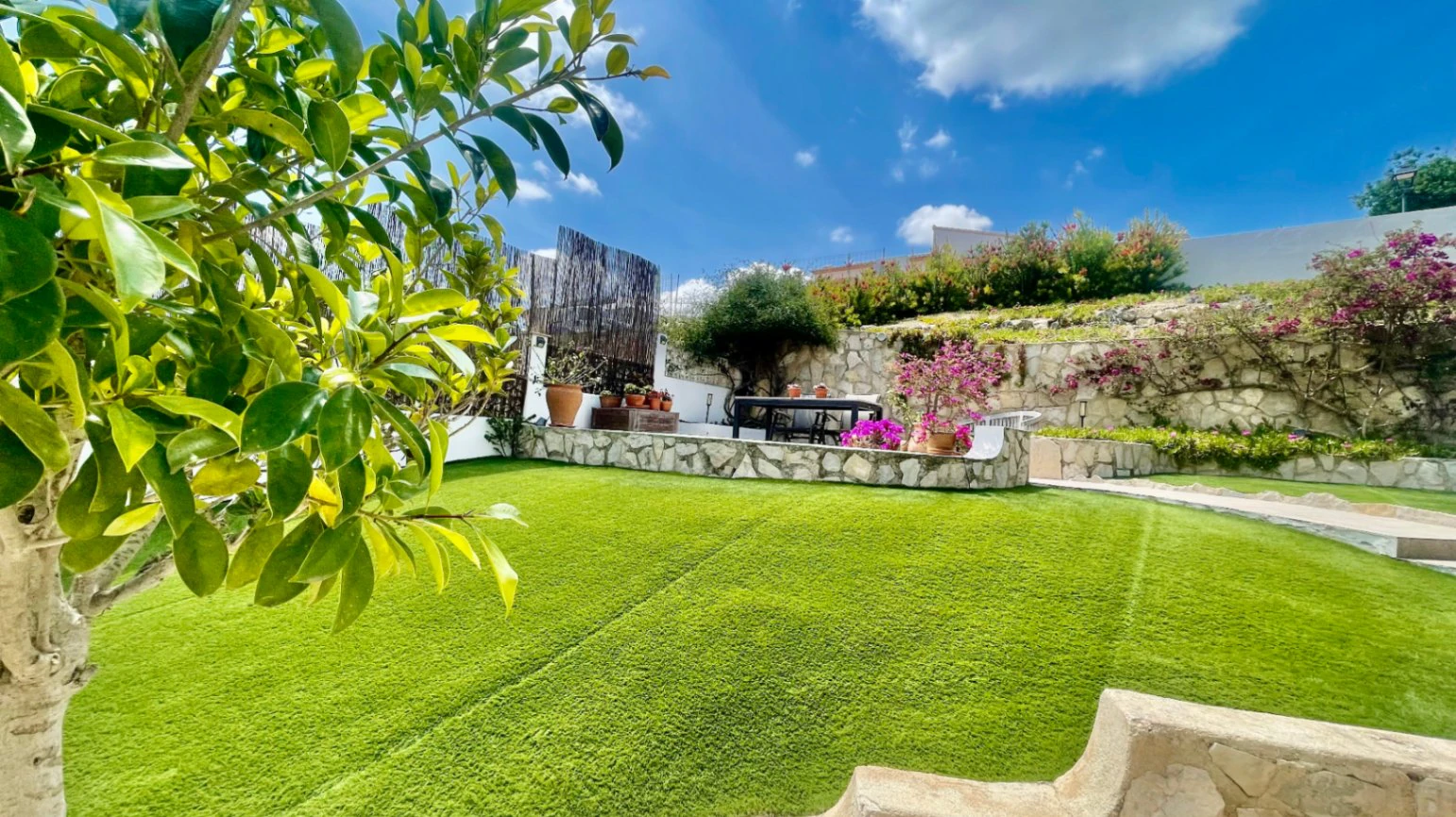 Villa te koop in Alcalalí: Ruim hoekperceel