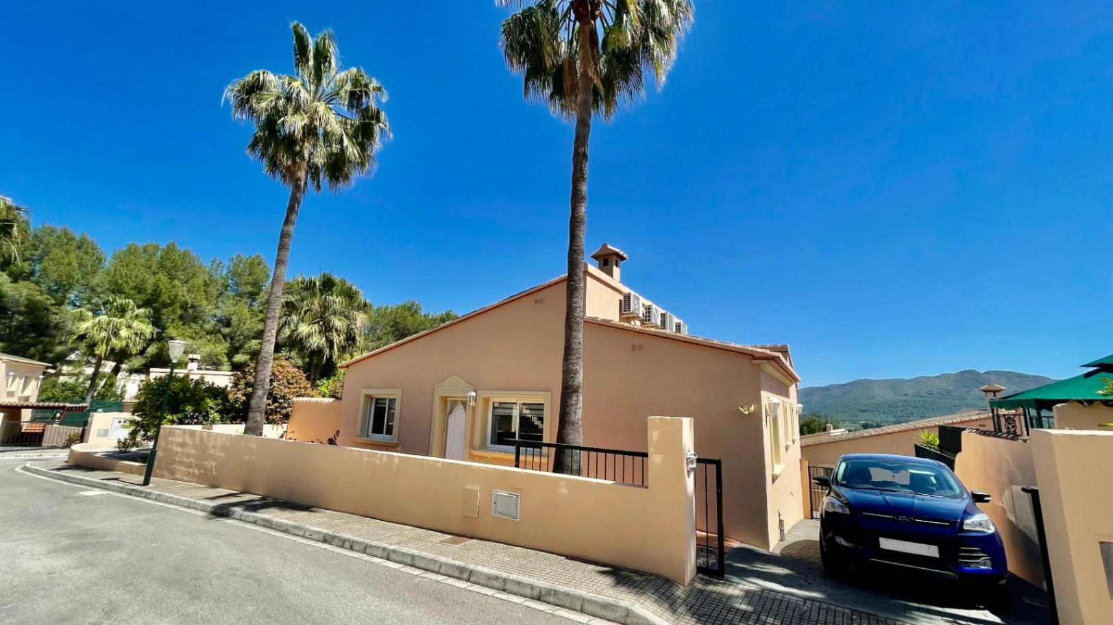 Villa te koop in Alcalali: modern, in perfecte staat, ruim hoekperceel
