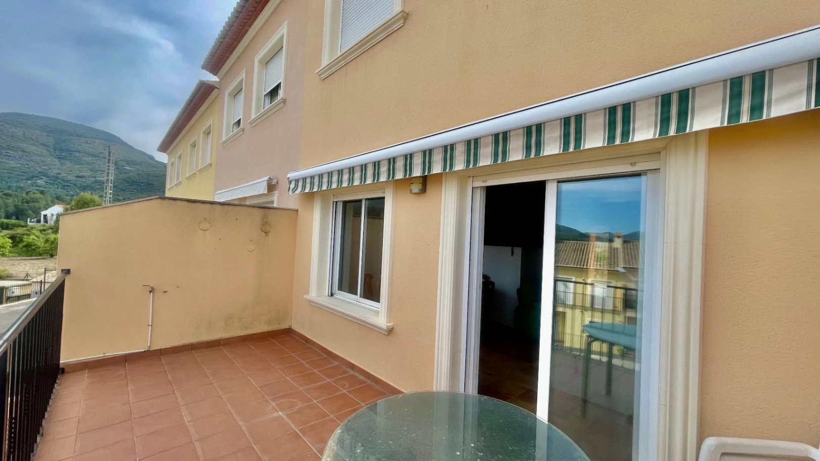Modern townhouse for sale in Murla:  Spacious and versatile