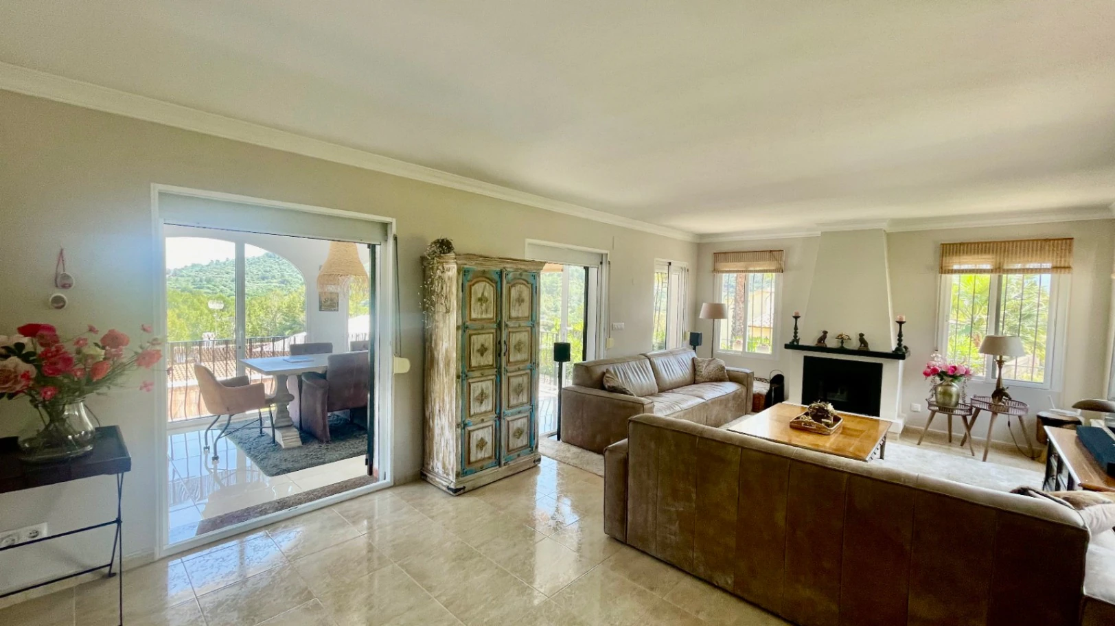 Villa te koop in Alcalalí: Ruim hoekperceel