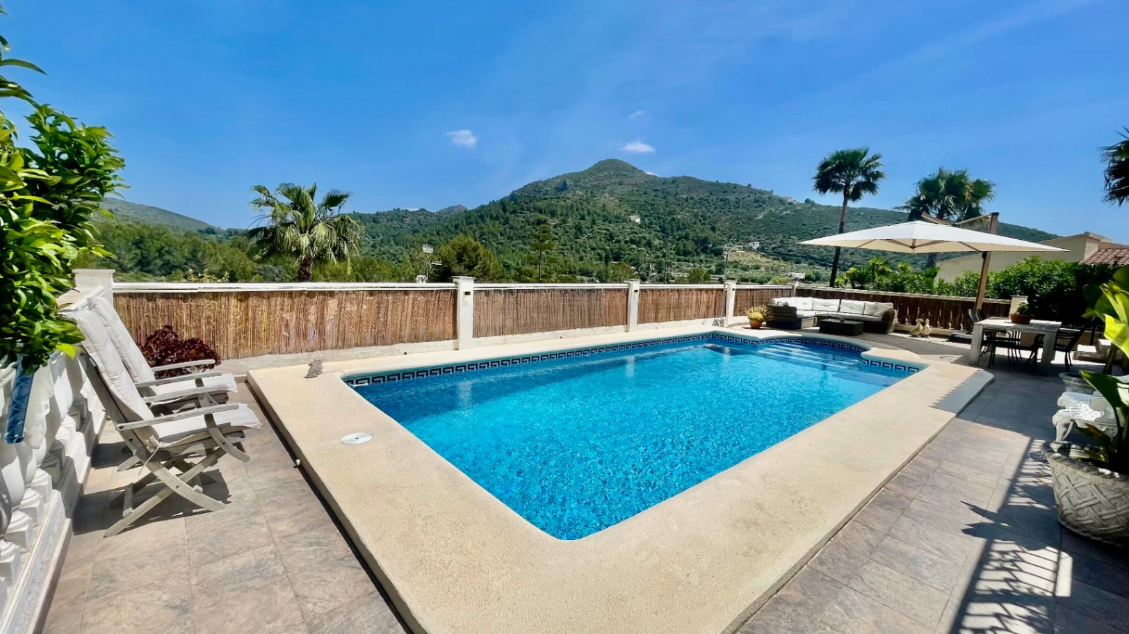 Villa en venta en Alcalalí: Amplia parcela de esquina