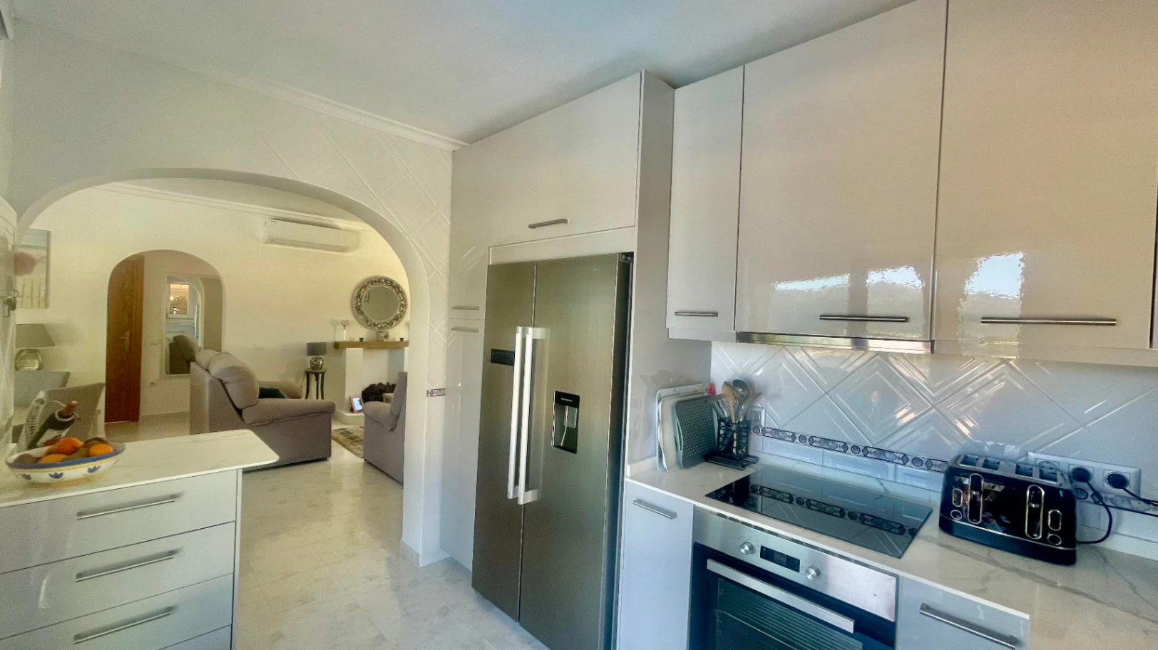 Villa te koop in Alcalali: modern, in perfecte staat, ruim hoekperceel