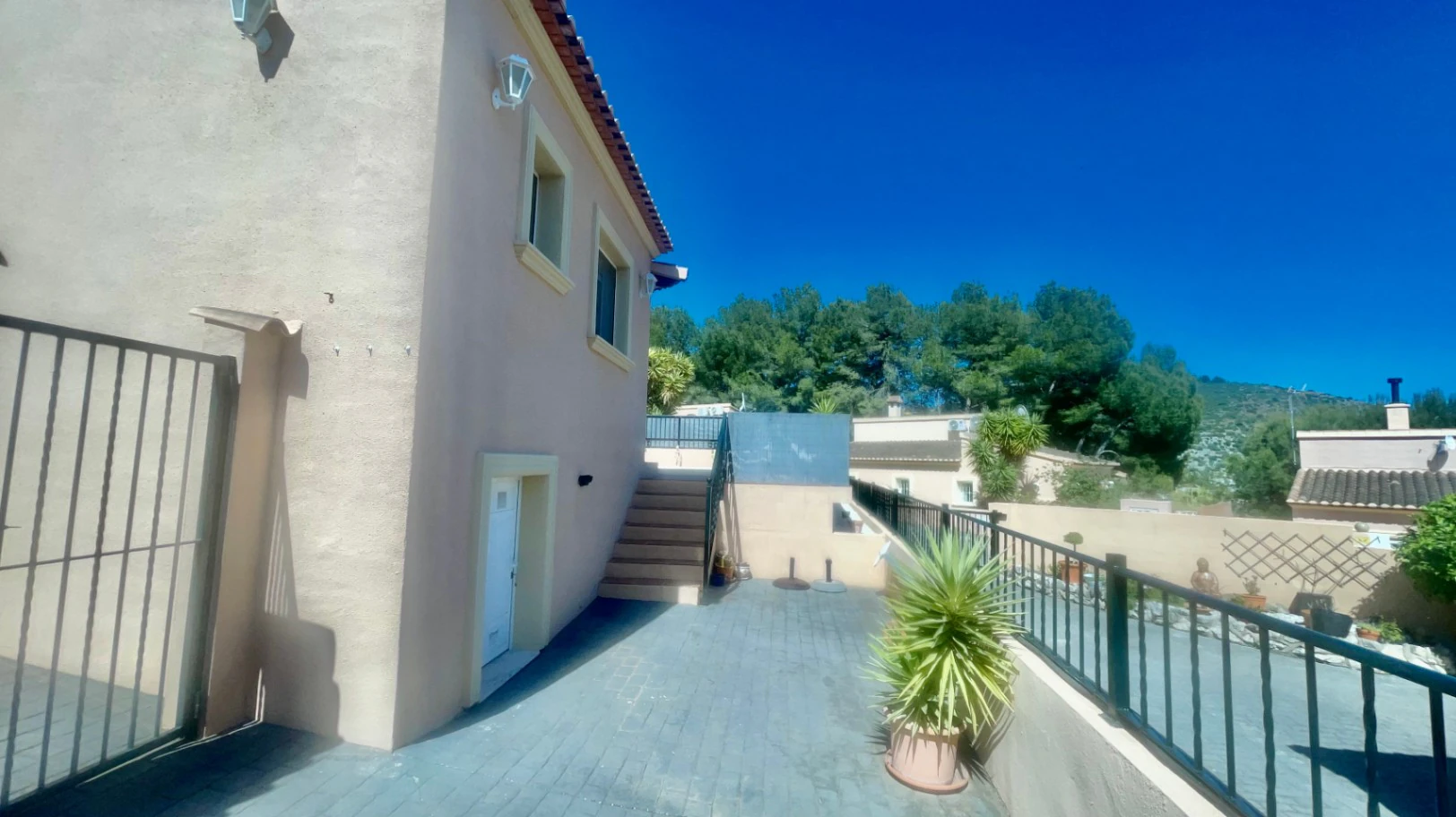 Villa te koop in Alcalali: modern, in perfecte staat, ruim hoekperceel