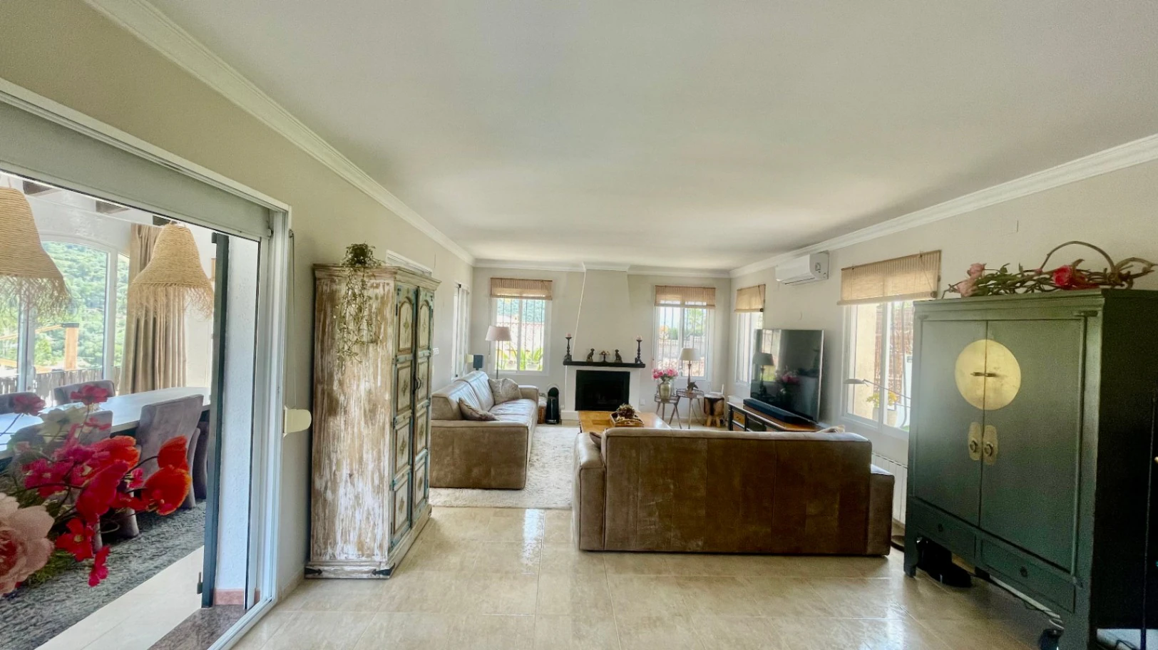 Villa en venta en Alcalalí: Amplia parcela de esquina