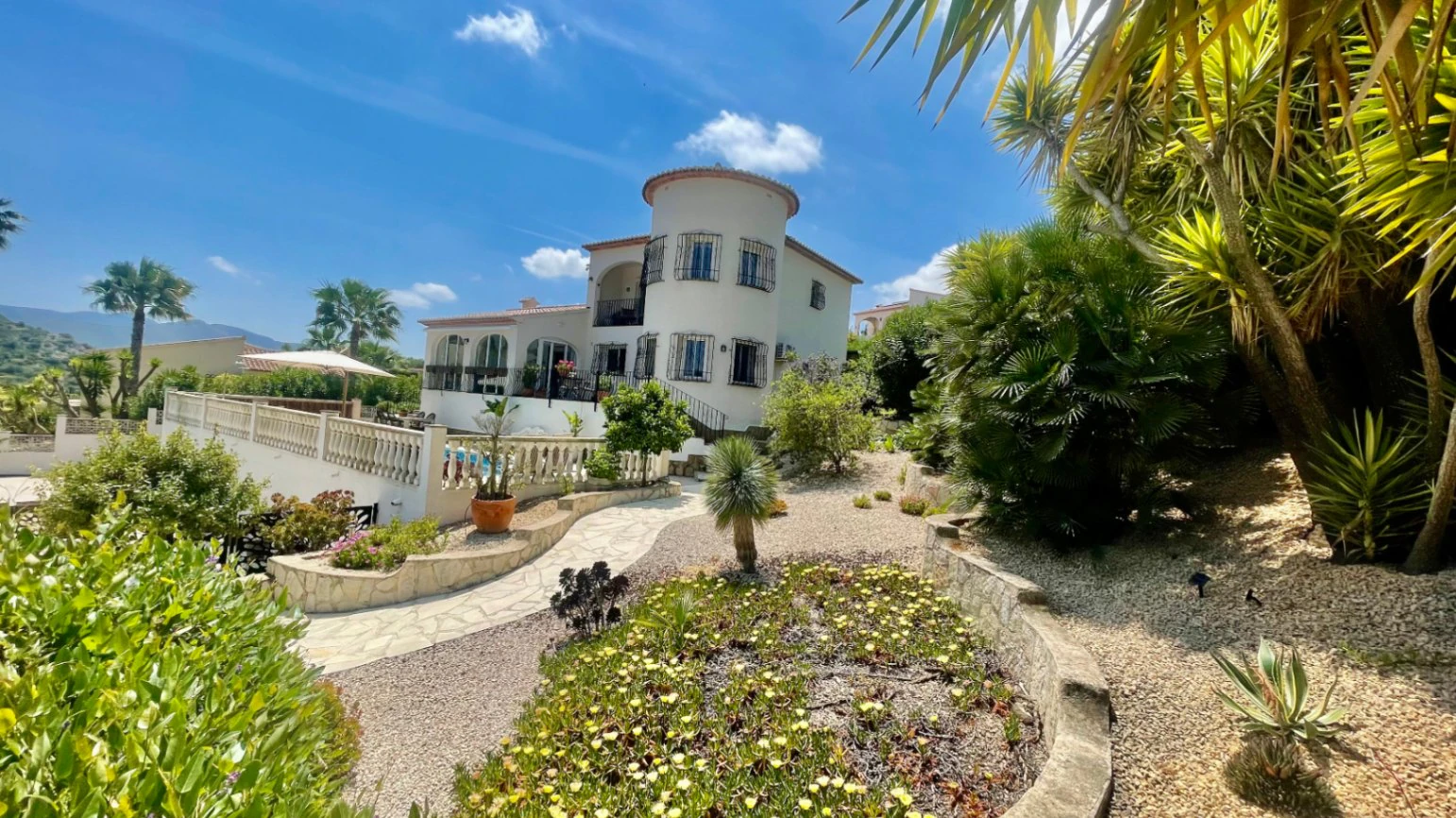 Villa en venta en Alcalalí: Amplia parcela de esquina