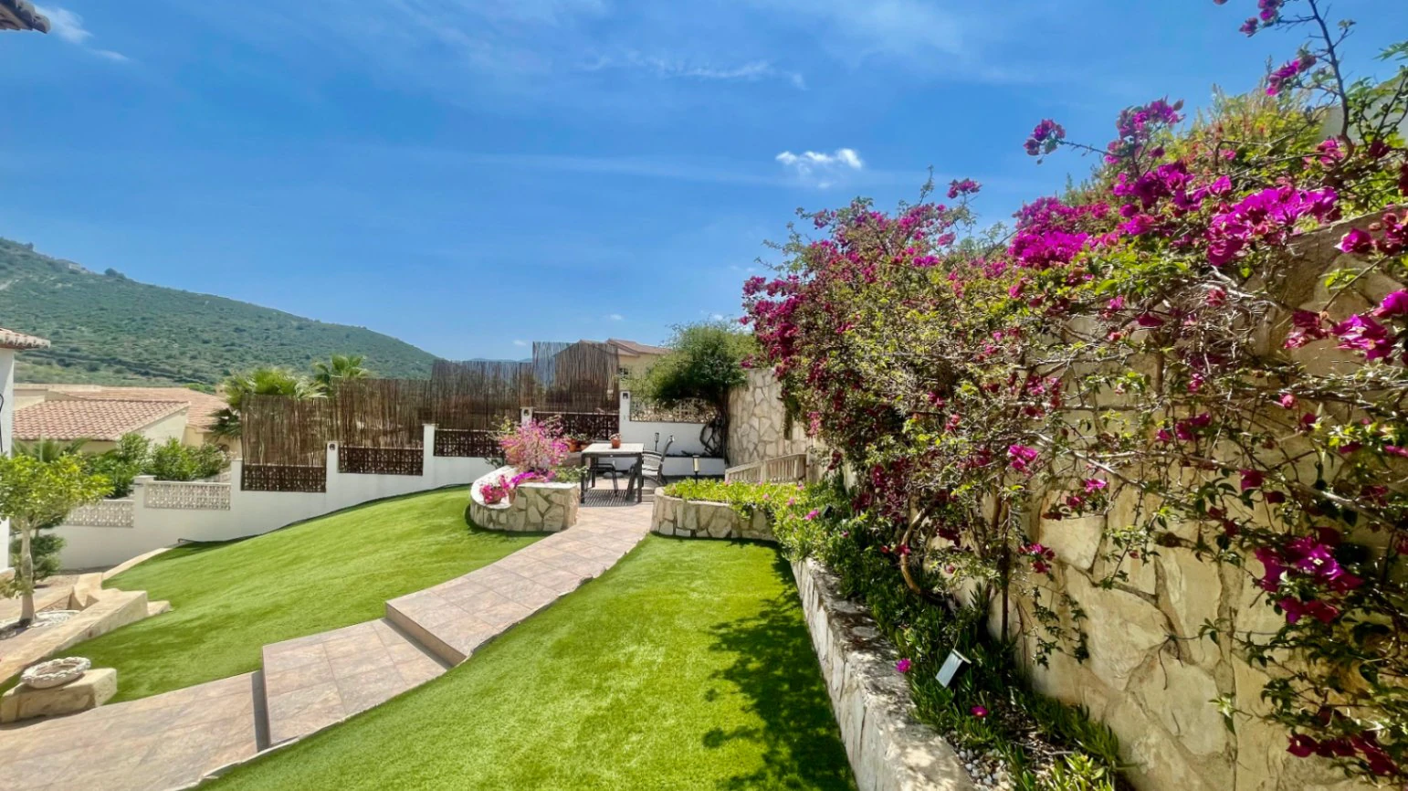 Villa te koop in Alcalalí: Ruim hoekperceel