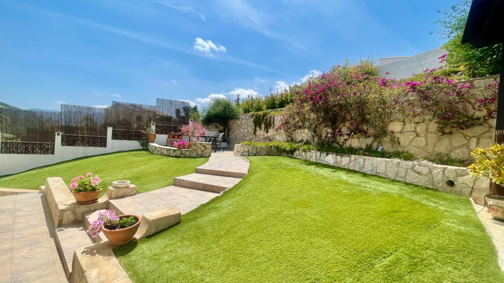 Villa en venta en Alcalalí: Amplia parcela de esquina