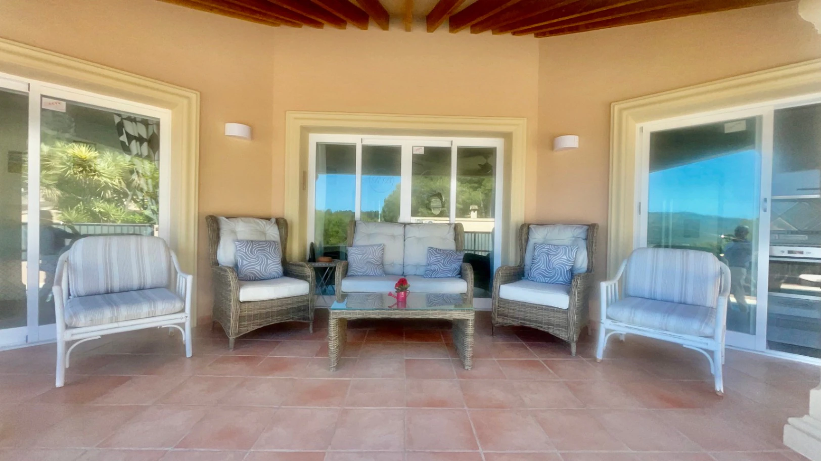 Villa te koop in Alcalali: modern, in perfecte staat, ruim hoekperceel