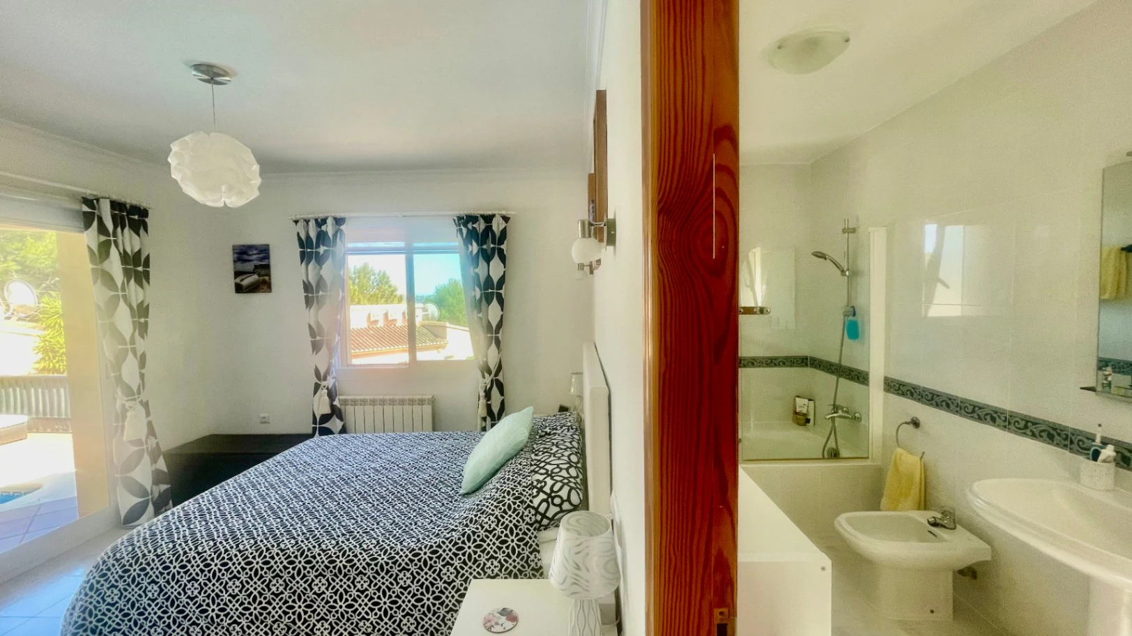 Villa te koop in Alcalali: modern, in perfecte staat, ruim hoekperceel