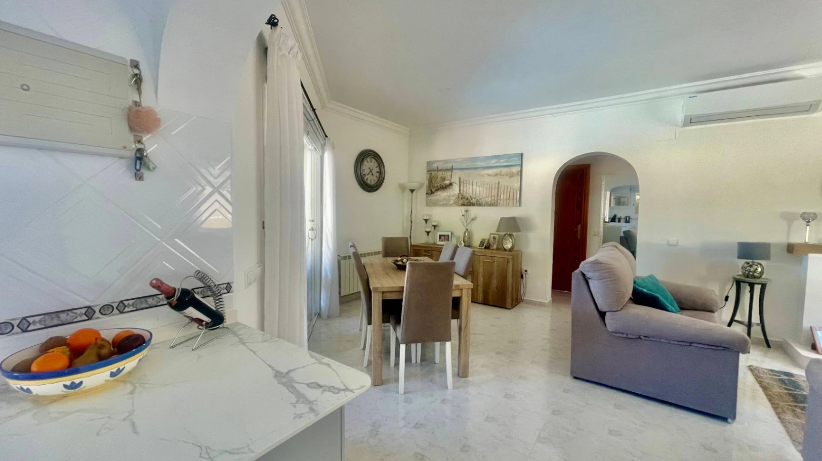 Villa te koop in Alcalali: modern, in perfecte staat, ruim hoekperceel