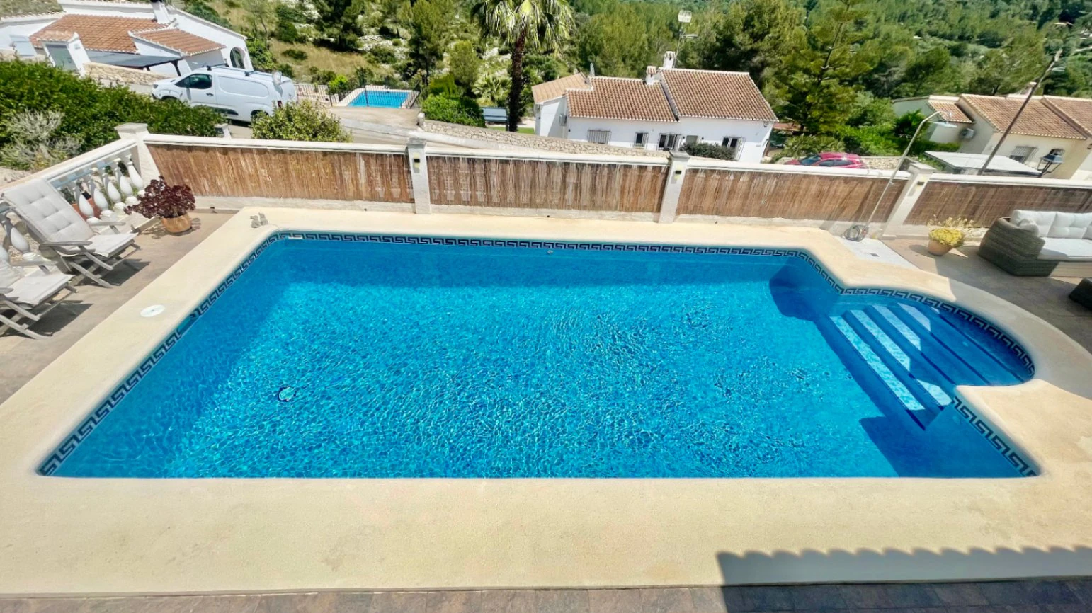 Villa en venta en Alcalalí: Amplia parcela de esquina