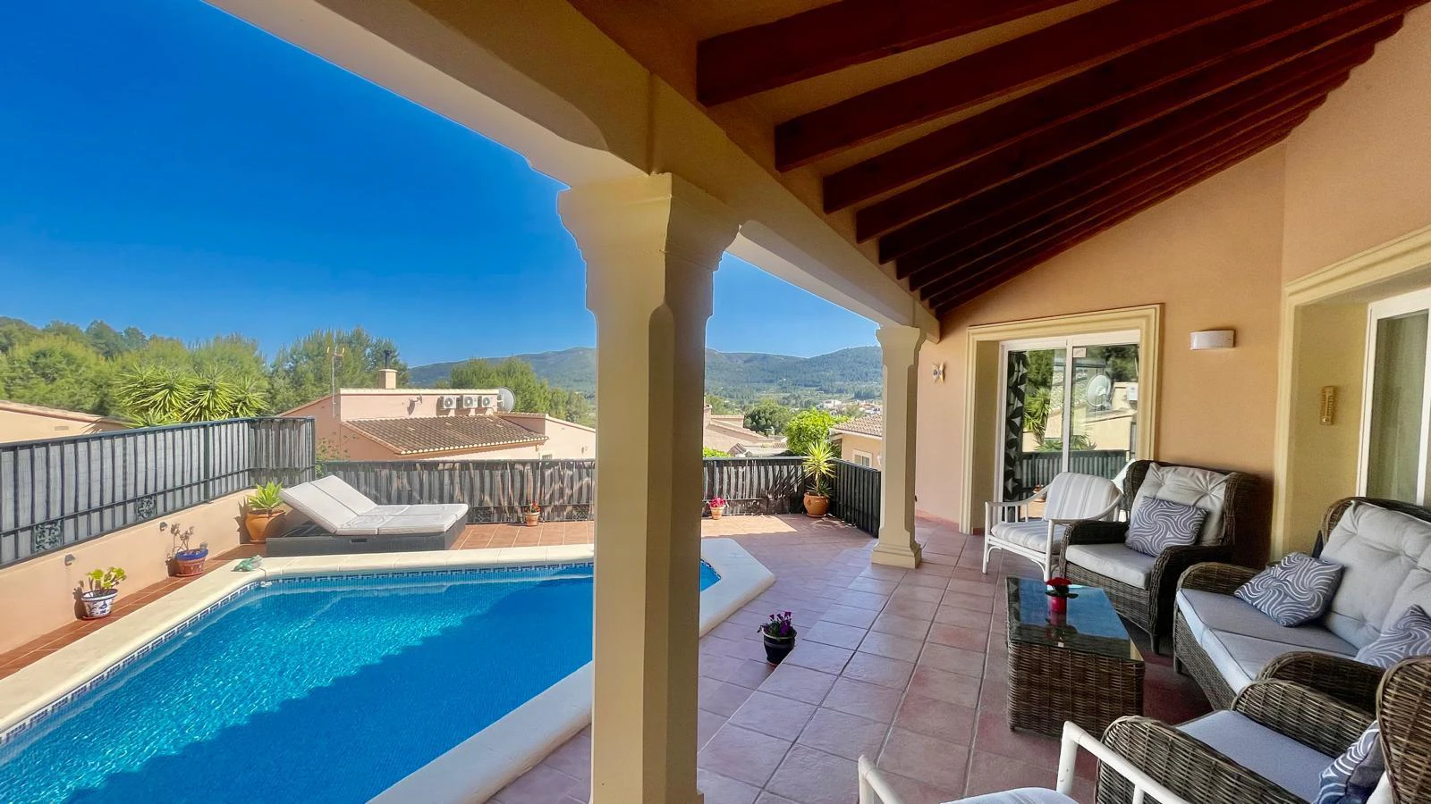 Villa te koop in Alcalali: modern, in perfecte staat, ruim hoekperceel
