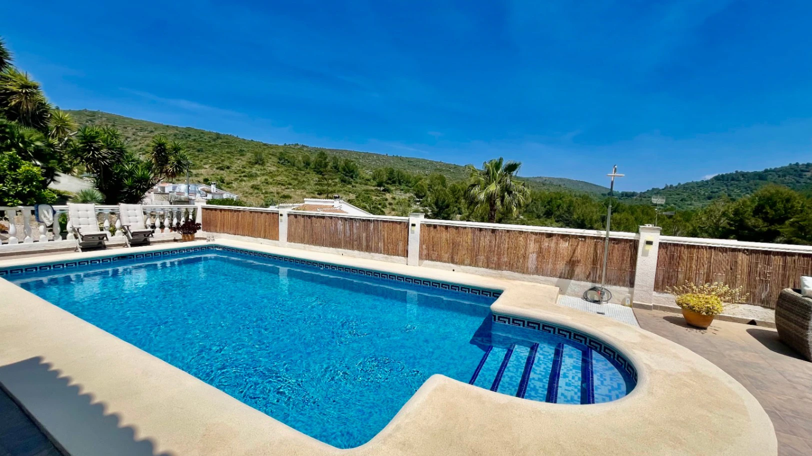 Villa te koop in Alcalalí: Ruim hoekperceel