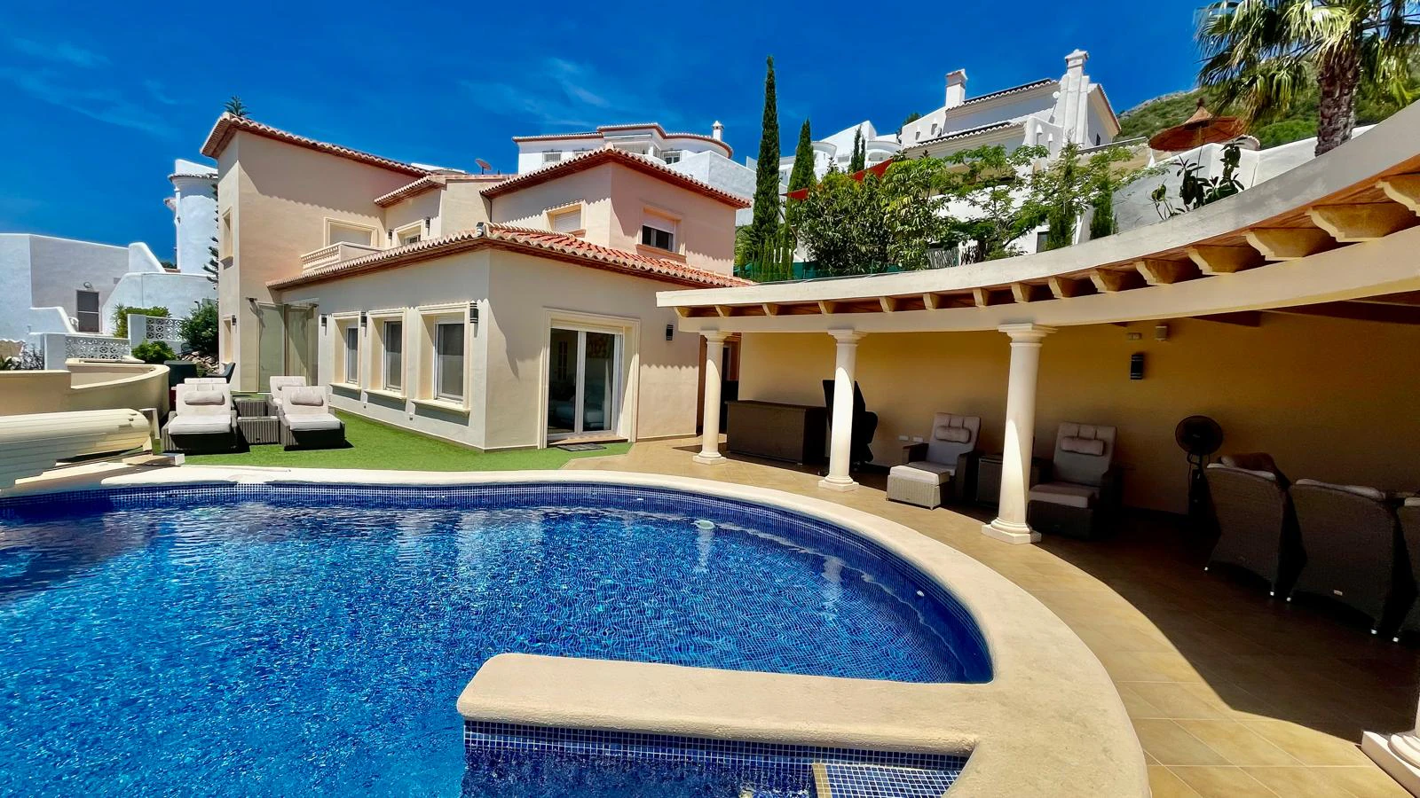 Villa en venta en Jalon: Lujosa, eficiente en energía