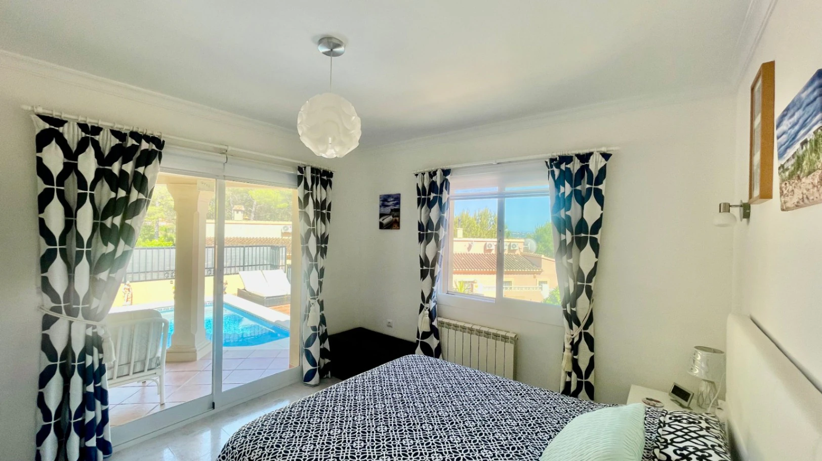 Villa te koop in Alcalali: modern, in perfecte staat, ruim hoekperceel