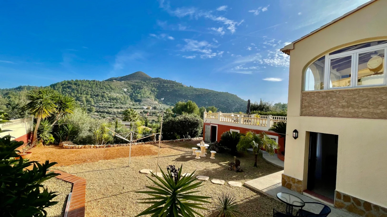Villa en venta en Alcalali: fabulosas vistas a la montaña, excelente privacidad.