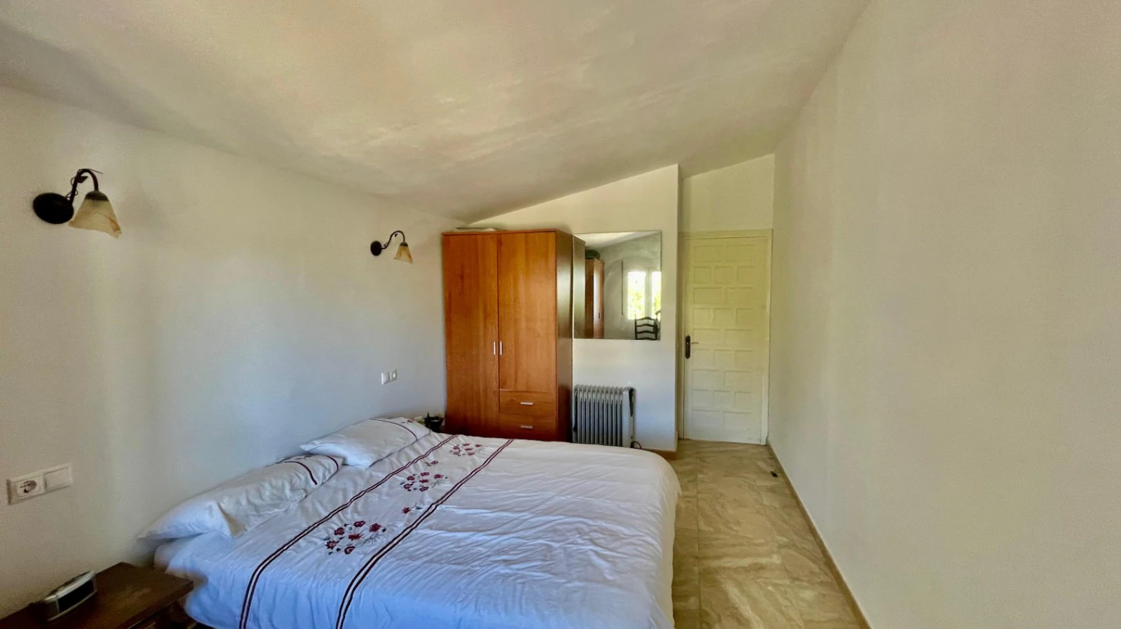 Villa for sale in Orba: Panoramic views, separate guest apartment