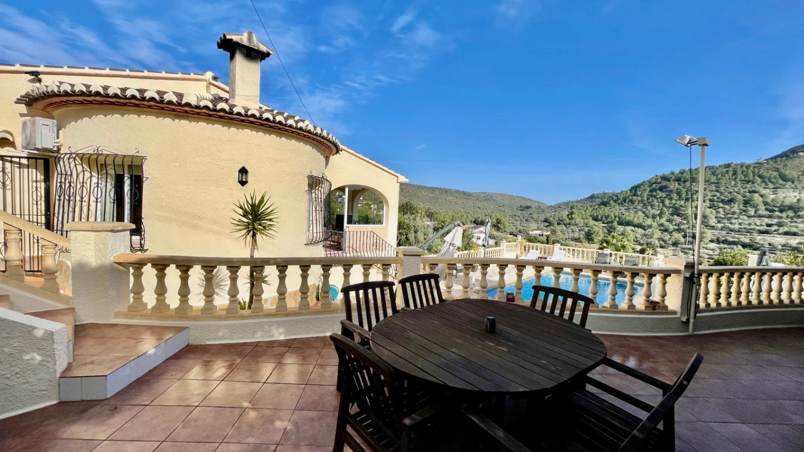 Villa en venta en Alcalali: fabulosas vistas a la montaña, excelente privacidad.