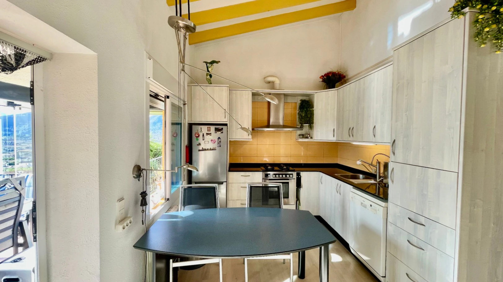 Villa en venta en Jalón: Orientada al sur, apartamento independiente para invitados.