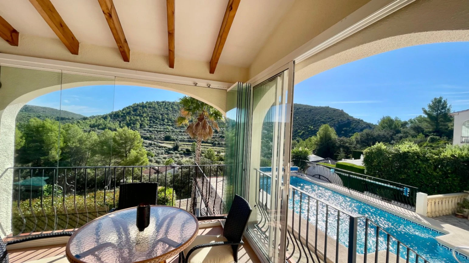 Villa en venta en Alcalali: fabulosas vistas, apartamento independiente.