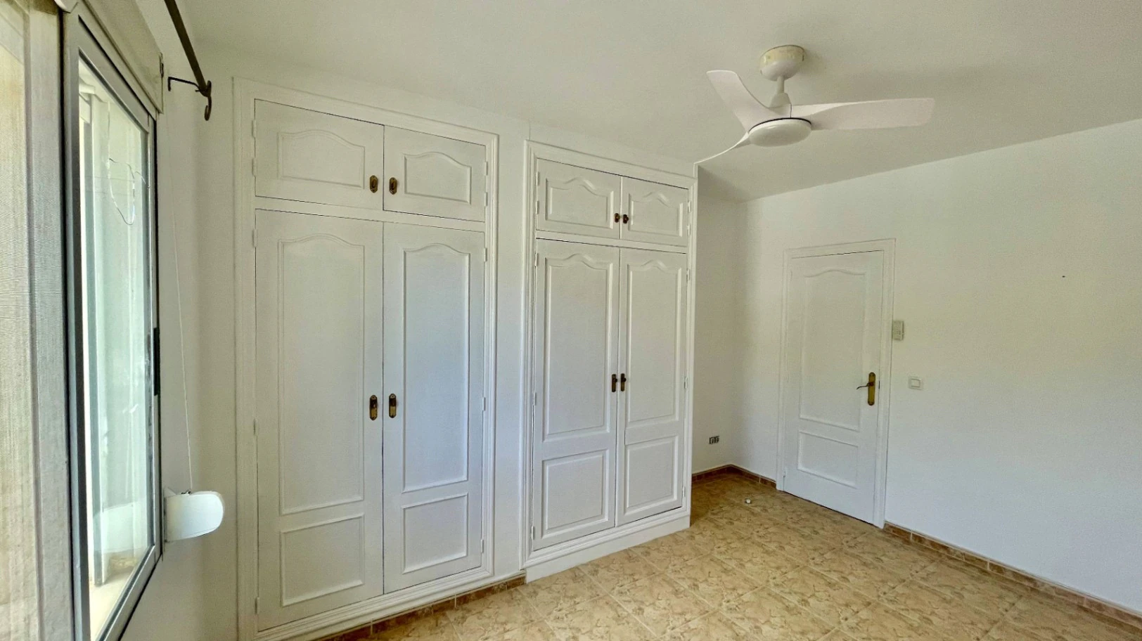 Villa en venta en Alcalali: parcela en esquina con vistas a la montaña