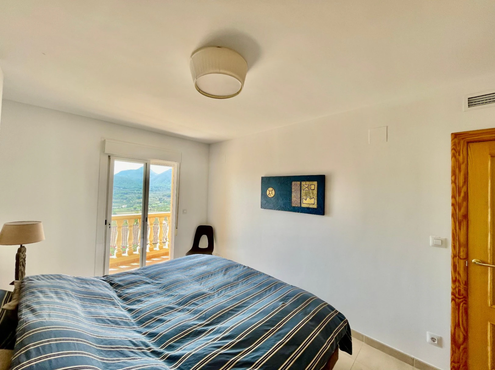 Casa adosada moderna en venta en Jalón: lujosa y elegante.