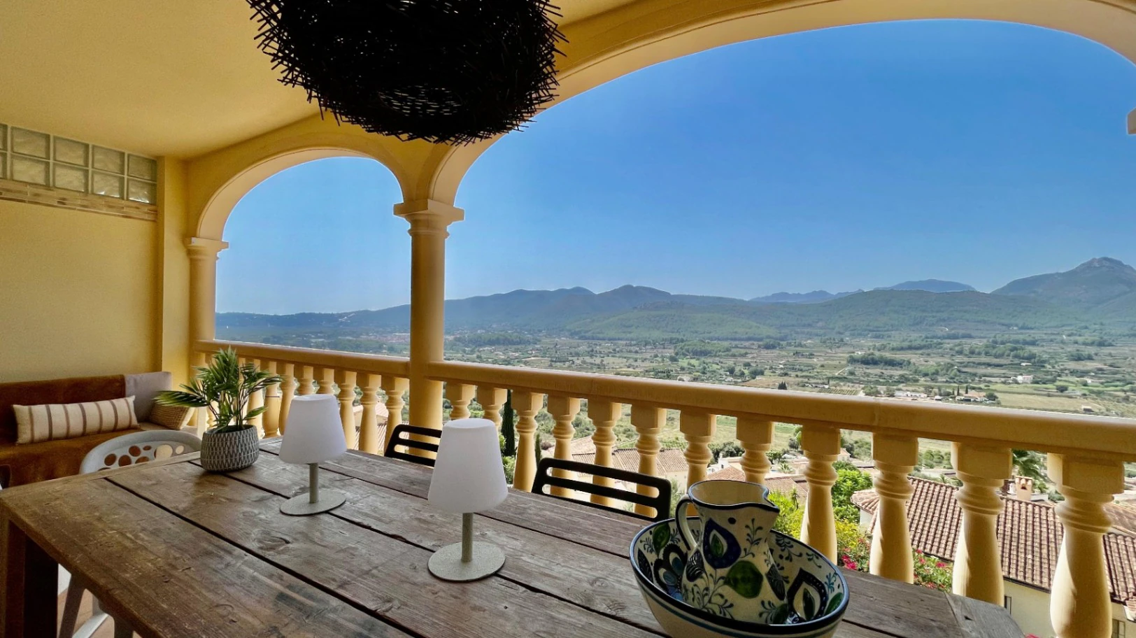 Casa adosada moderna en venta en Jalón: lujosa y elegante.