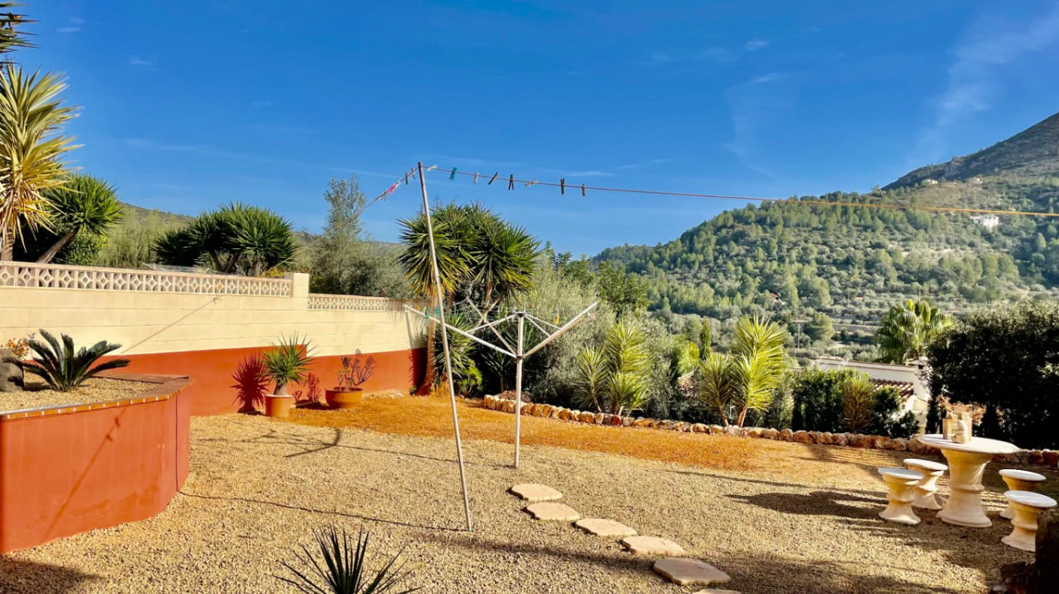 Villa en venta en Alcalali: fabulosas vistas a la montaña, excelente privacidad.