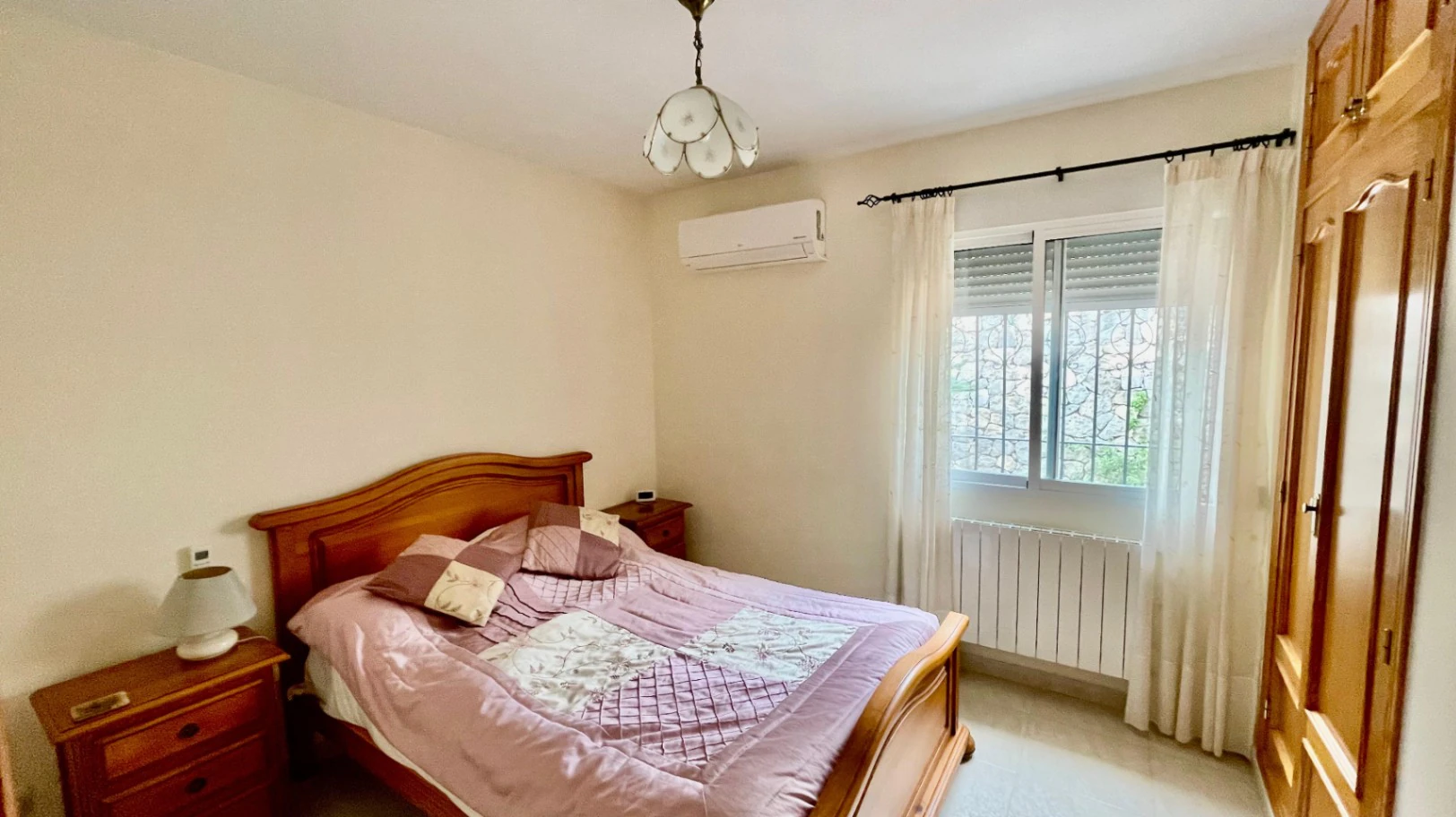 Villa en venta en Alcalali: fabulosas vistas, apartamento independiente.
