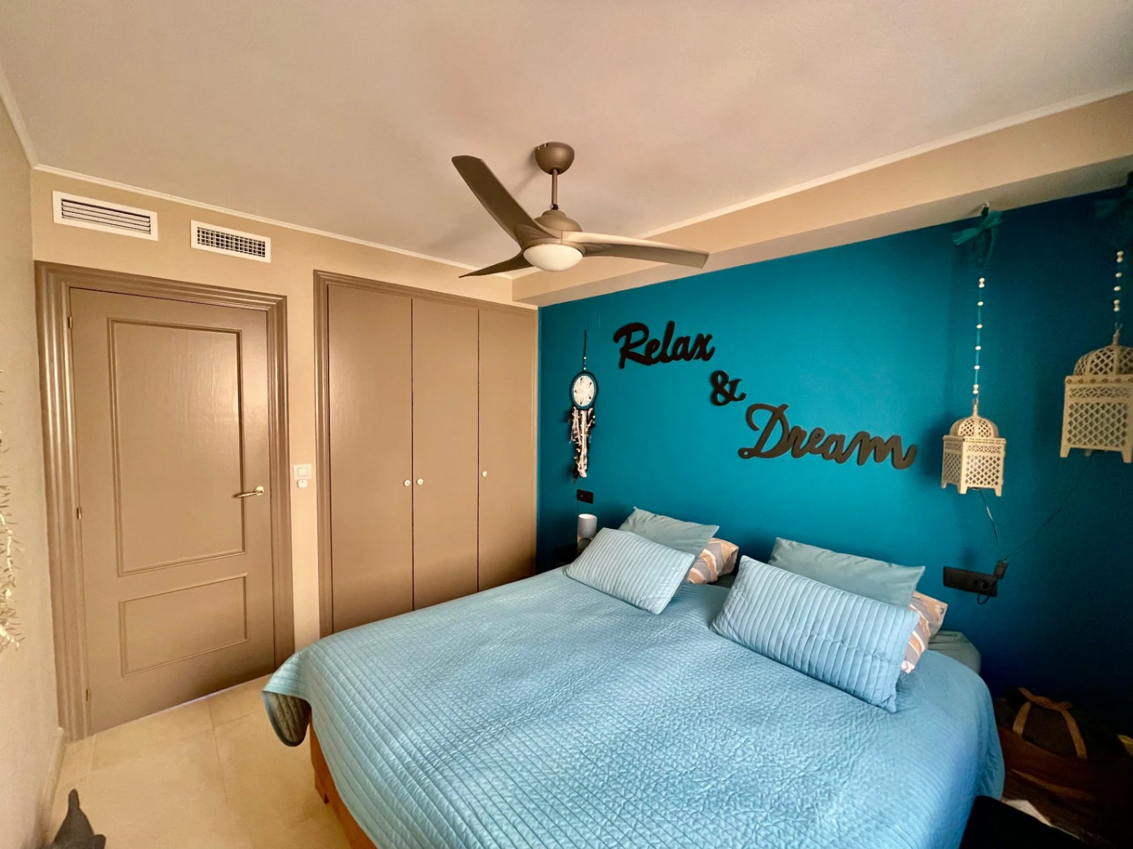 Casa adosada moderna en venta en Jalón: lujosa, con vistas impresionantes.