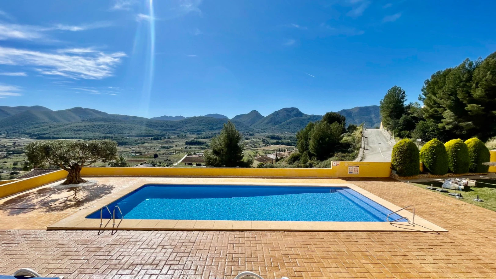 Casa adosada moderna en venta en Jalón: lujosa, con vistas impresionantes.