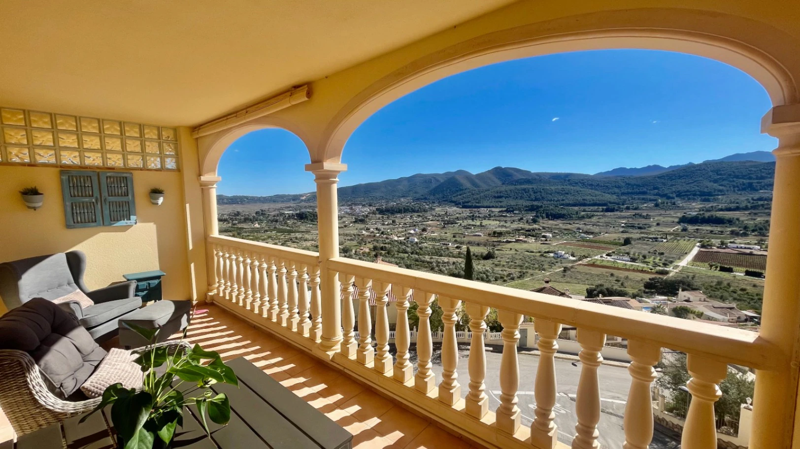 Casa adosada moderna en venta en Jalón: lujosa, con vistas impresionantes.