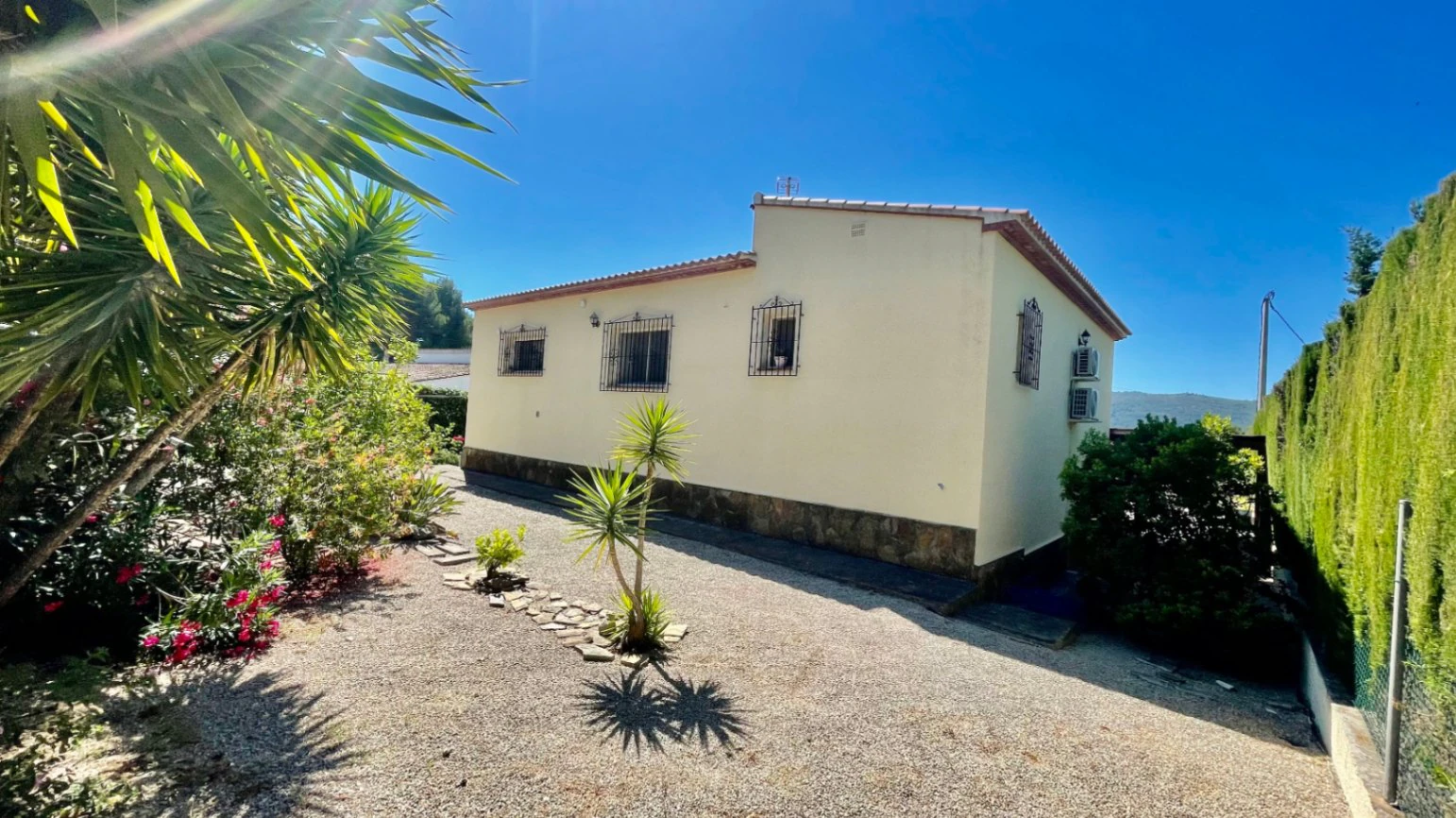 Villa en venta en Alcalalí: Ubicación privilegiada, espaciosa de una sola planta.