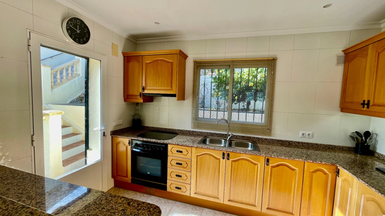 Villa en venta en Alcalali: fabulosas vistas a la montaña, excelente privacidad.