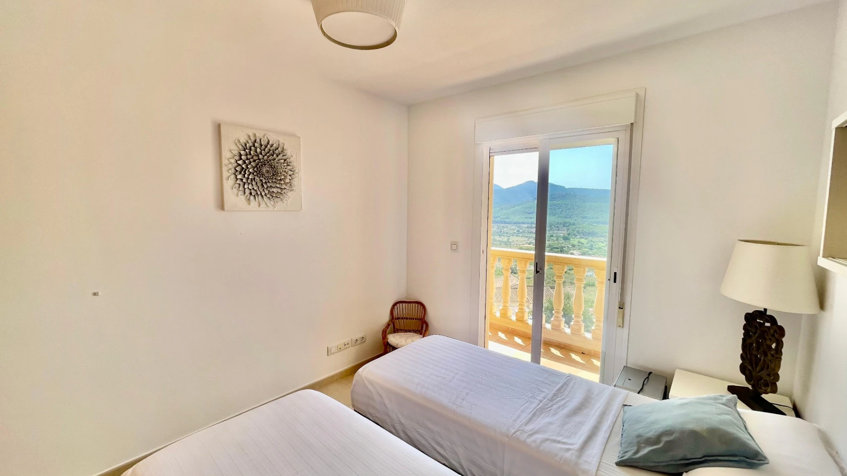Casa adosada moderna en venta en Jalón: lujosa y elegante.