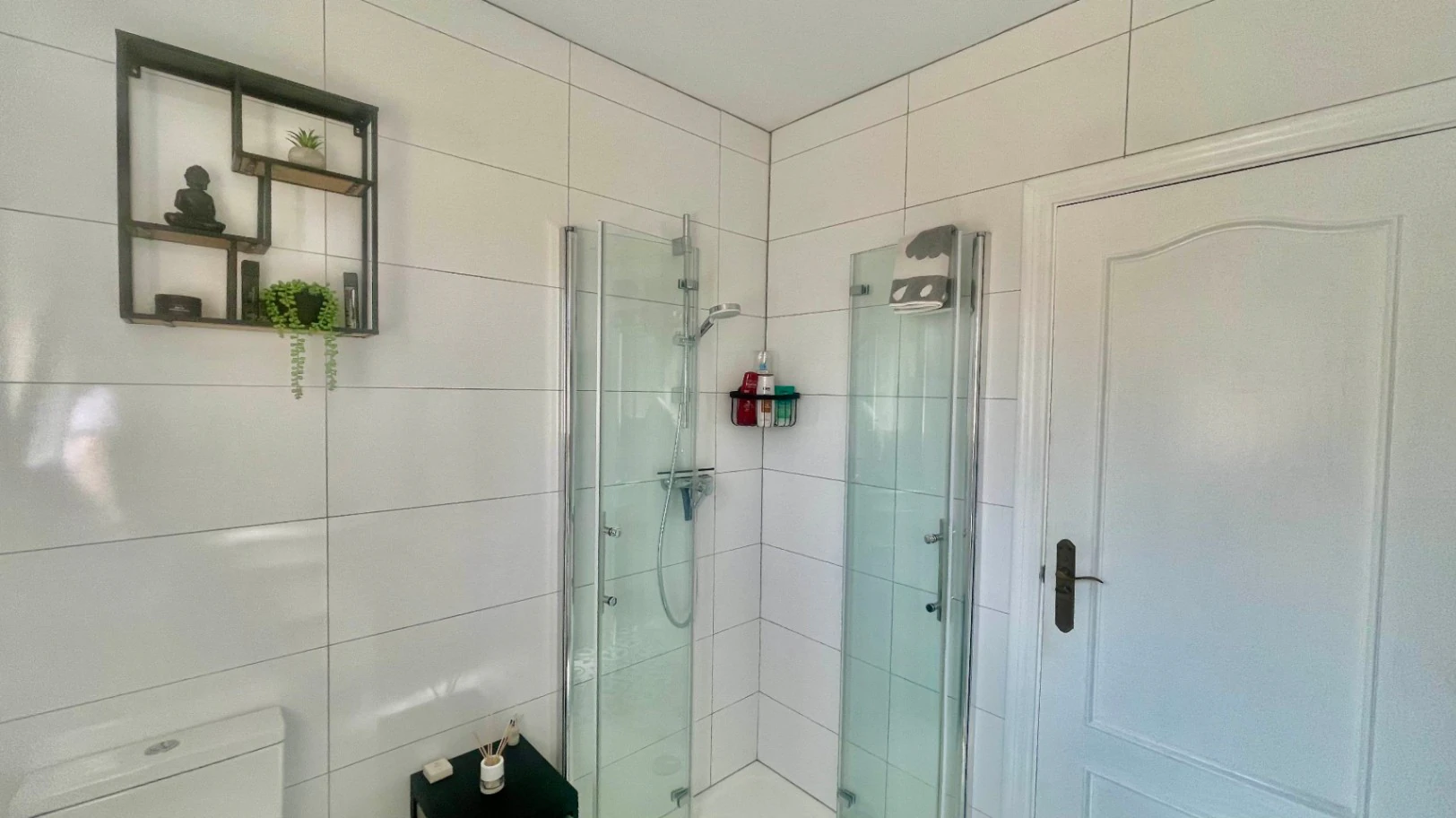 Villa for sale in Alcalali: Modern, immaculate, spacious corner plot