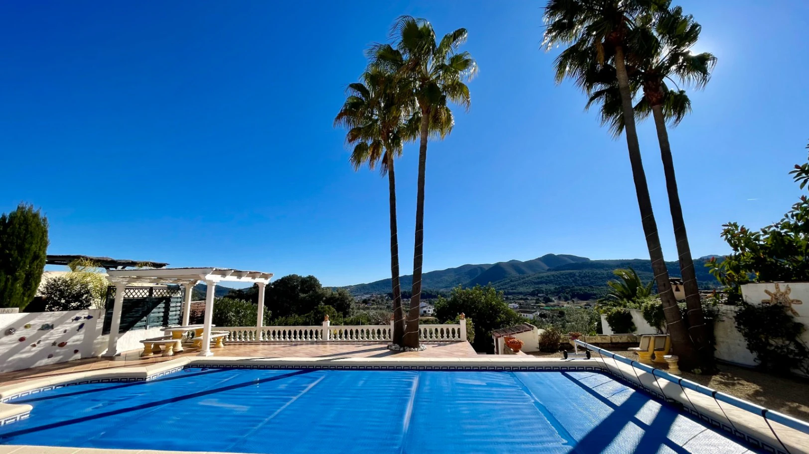 Villa en venta en Jalón: primera línea con espectaculares vistas orientadas al sur.