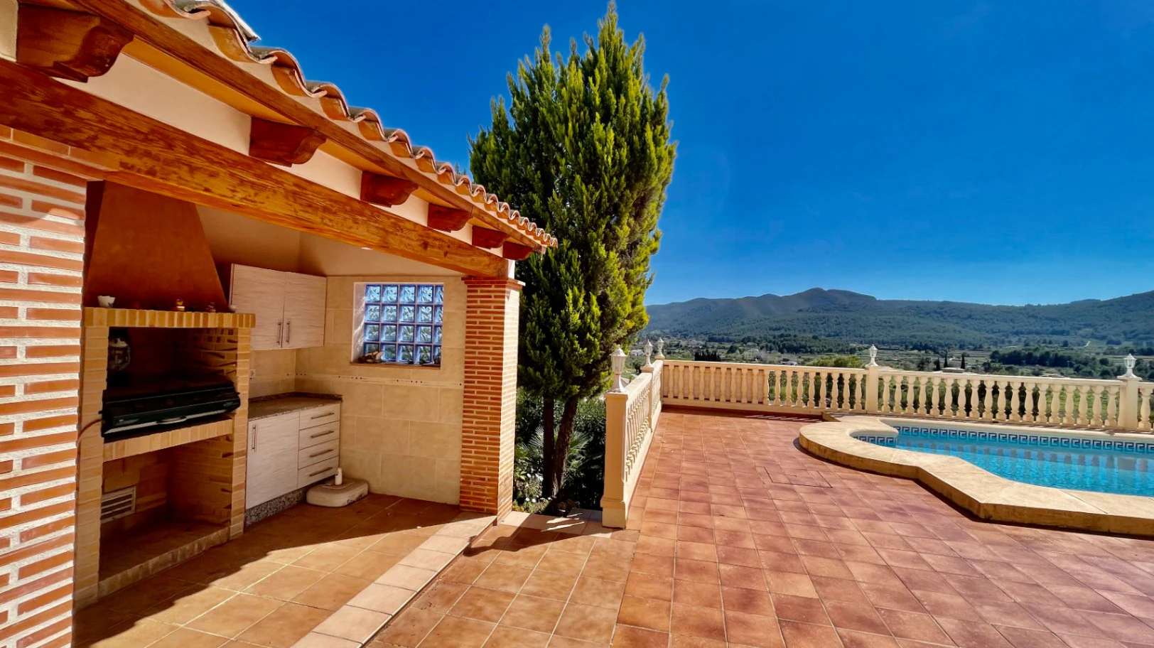 Villa en venta en Jalón: moderna, con fácil acceso y unas vistas impresionantes