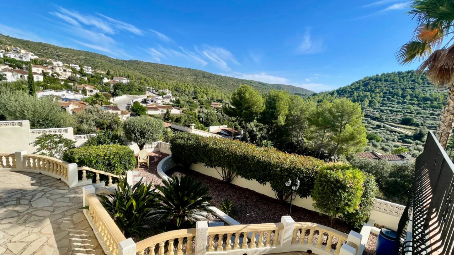 Villa en venta en Alcalali: fabulosas vistas, apartamento independiente.