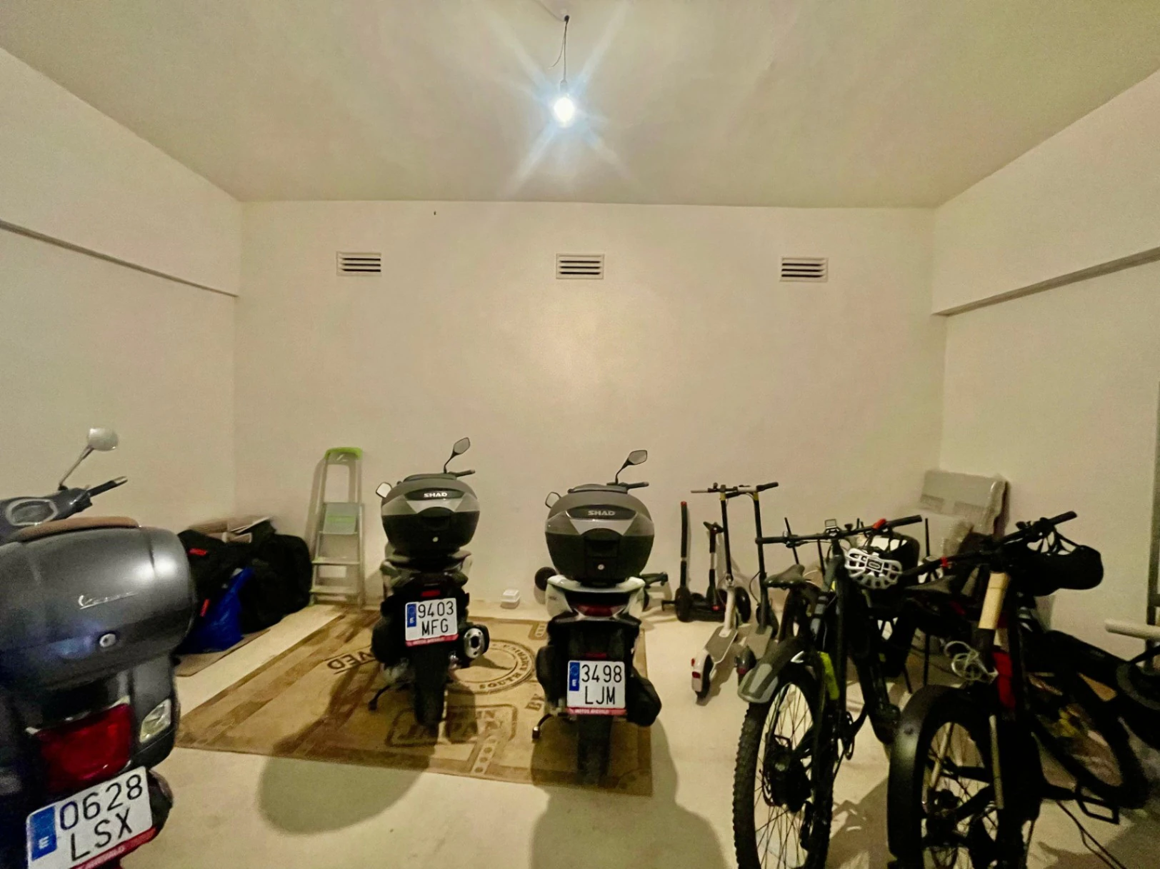 Casa adosada moderna en venta en Jalón: lujosa y elegante.