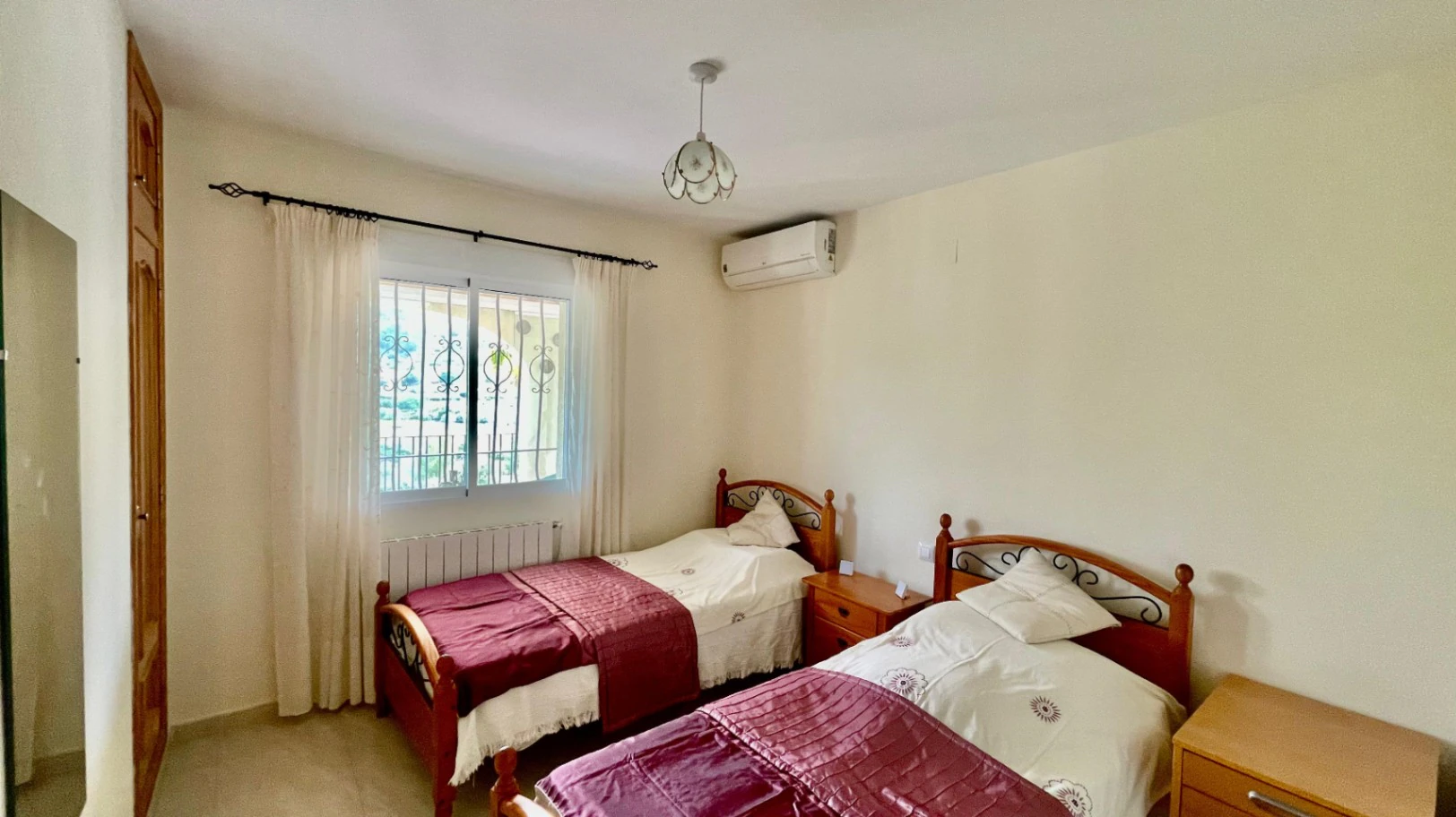 Villa en venta en Alcalali: fabulosas vistas, apartamento independiente.