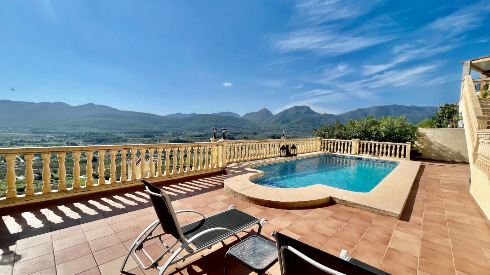 Villa en venta en Jalón: Espectaculares vistas al valle con orientación sur.