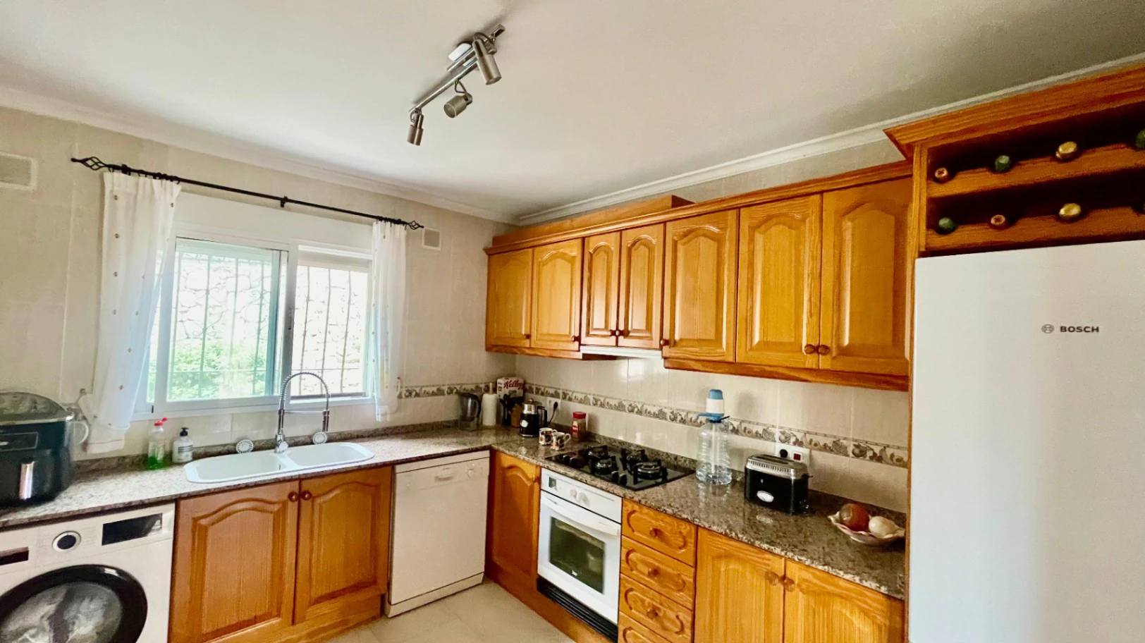Villa en venta en Alcalali: fabulosas vistas, apartamento independiente.
