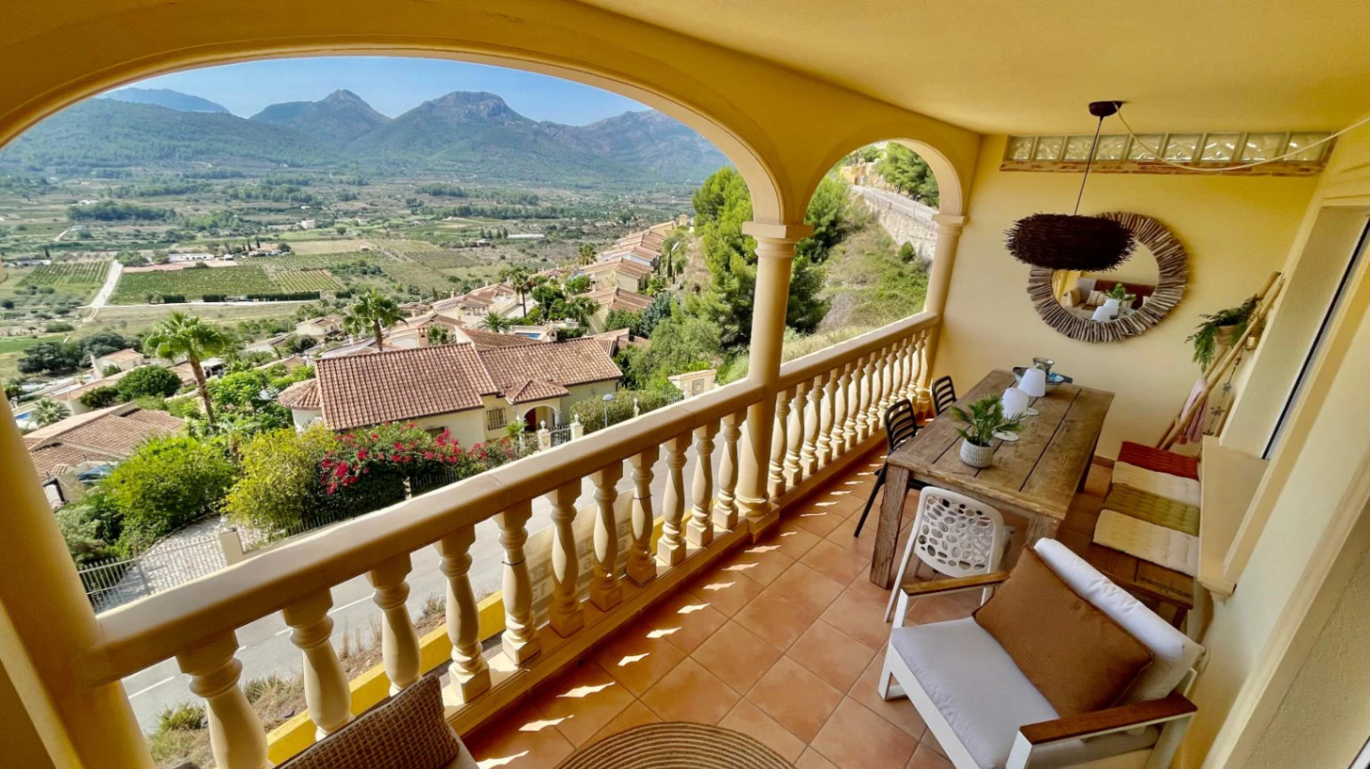 Casa adosada moderna en venta en Jalón: lujosa y elegante.