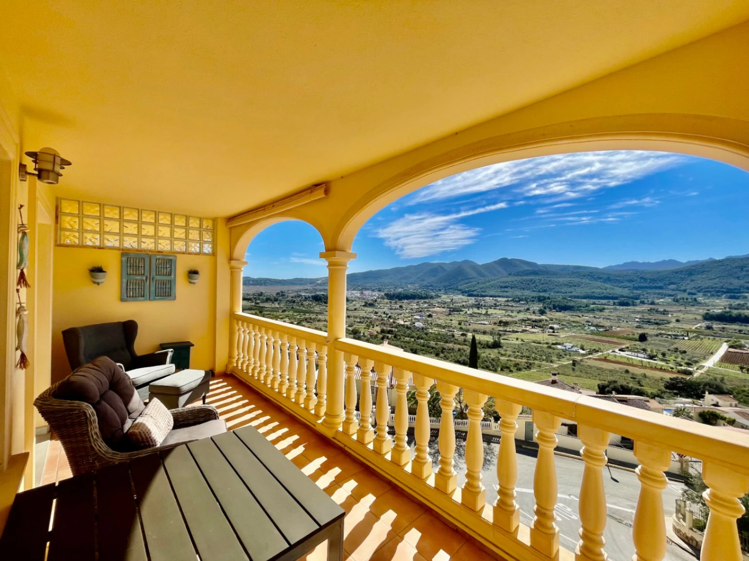 Casa adosada moderna en venta en Jalón: lujosa, con vistas impresionantes.