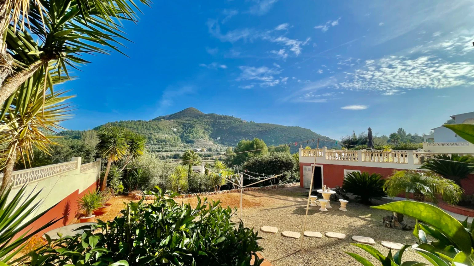 Villa en venta en Alcalali: fabulosas vistas a la montaña, excelente privacidad.